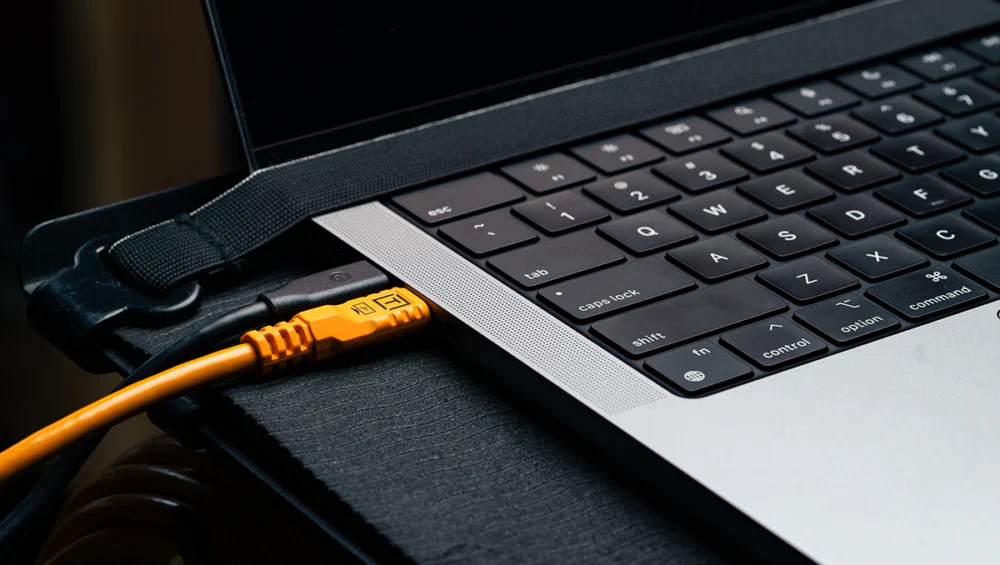 Tether Tools TetherPro Optima 10G 31′ (9.4m) USB-C to USB-C Straight to Right Angle Cable - Image 3